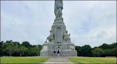 Quel est le monument portugais m&eacute;di&eacute;val c&eacute;l&egrave;bre pour ses arches et situ&eacute; &agrave; Alcoba&ccedil;a ?