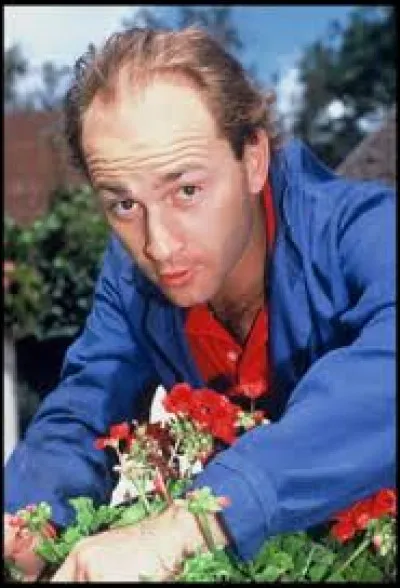 Quel pr&eacute;sentateur de t&eacute;l&eacute;vision a sorti le tube "Bo le lavabo" en 1990 ?