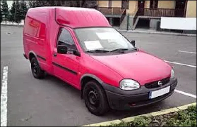 Quel est le nom de ce petit utilitaire rouge ?