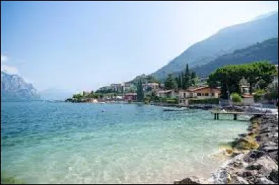 Dans quel pays se situe le lac de Garde (367 km2) ?