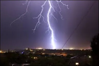 Quelle temp&eacute;rature peut atteindre un &eacute;clair ?