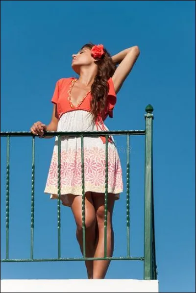 Quel est le pr&eacute;nom de sa copine lorsque Nougaro est sous son balcon ?