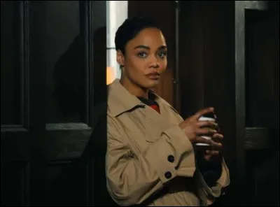 Ici, c'est Anna. A la suite d'un meurtre dans sa ville natale, elle y retourne pour couvrir l'affaire en tant que journaliste. Dans quelle s&eacute;rie Netflix cela se passe-t-il ?