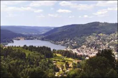 Dans quelle ville se trouve ce lac tr&egrave;s touristique ?