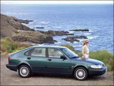 Cette voiture est une ...