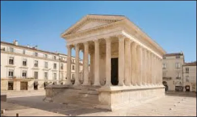 Quel est le nom de cet &eacute;difice qui se trouve &agrave; N&icirc;mes ?