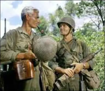 Il est le g&eacute;n&eacute;ral Frank Merrill qui combat en Birmanie en 1944 dans "Les maraudeurs attaquent" :