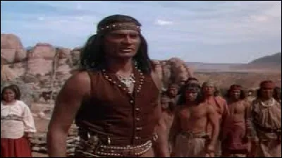 Il incarne &agrave; nouveau Cochise dans "Au m&eacute;pris des lois" :