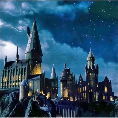 Comment s'appelle l'acad&eacute;mie de sorciers dans laquelle Harry est invit&eacute; ?