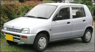 Quel est le nom de cette petite voiture grise ?