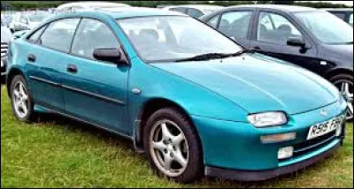 Cette voiture bleue est une ...