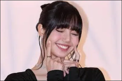 Elle est actrice, chanteuse, danseuse et rappeuse tha&iuml;landaise.Vrai ou faux ?