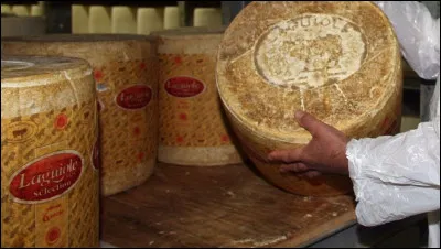 Le laguiole ou fourme de Laguiole est un fromage au lait de vache cru.Son nom vient du bourg de Laguiole, capitale de sa r&eacute;gion qui est...
