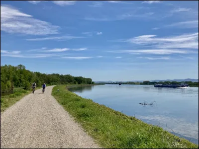 Quel fleuve borde l�Alsace &agrave; l�est ?