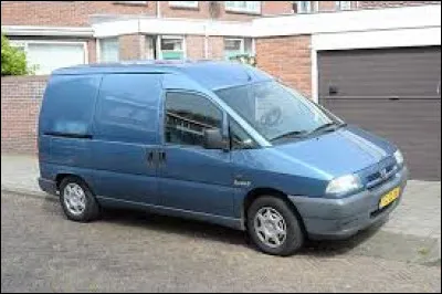 Quel est le nom de cet utilitaire bleu ?