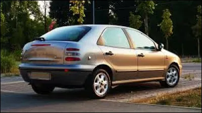 Voici vue de derri&egrave;re la Fiat ...