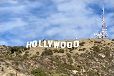 Enfin, pour conclure ce quiz, nous arrivons &agrave; la Cit&eacute; des Anges. Du sommet de cette colline o&ugrave; se trouve le Hollywood Sign, vous pouvez admirer la ville et la mer. Seulement, quel est le nom de cette colline ?