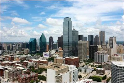 Non loin se trouve Dallas, connue pour ses mus&eacute;es et son op&eacute;ra, ou plus pr&eacute;cis&eacute;ment le quartier de...