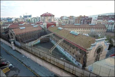 Dans quelle ville espagnole se situe la prison Model qui servi de lieu de d&eacute;tention des prisonniers politiques suite &agrave; la guerre d'Espagne ?