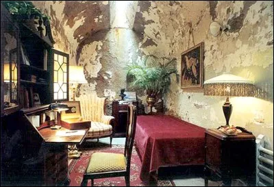 Cette cellule de haute s&eacute;curit&eacute; de la prison de Eastern State, a re&ccedil;u un c&eacute;l&egrave;bre prisonnier. Qui est-ce ?