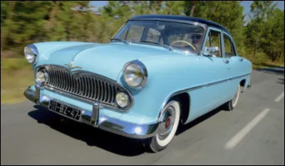 Quel est le nom de ce mod&egrave;le bicolore V8 produit par Simca de 1954 &agrave; 1961 ?