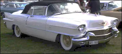 Quel est le nom de ce mod&egrave;le de luxe, un cabriolet V8 au nom baln&eacute;aire, produit par Cadillac de 1954 &agrave; 1956 ?