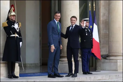 Quel dirigeant politique europ&eacute;en s'est r&eacute;cemment moqu&eacute; d'Emmanuel Macron, en l'imitant, en enfilant des lunettes de soleil et en disant ''Bonjour !'' en fran&ccedil;ais, en r&eacute;f&eacute;rence au Pr&eacute;sident de la R&eacute;publique ?