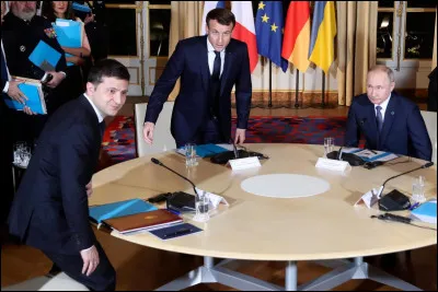 Selon une parodie montrant Emmanuel Macron avide de pouvoir et aux d&eacute;rives autoritaires, jusqu'en quelle ann&eacute;e exigerait-il de rester Pr&eacute;sident de la R&eacute;publique ?