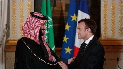 Avec quel influenceur fran&ccedil;ais populaire sur YouTube, Emmanuel Macron s'est-il rendu &agrave; Abou Dabi, capitale des &Eacute;mirats arabes unis, pour tourner une vid&eacute;o aux c&ocirc;t&eacute;s de militaires et r&eacute;pondre &agrave; des questions, entre d&eacute;cembre 2025 et janvier 2026 ?