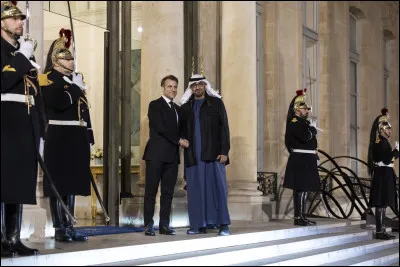 Avec quel influenceur fran&ccedil;ais populaire sur YouTube, Emmanuel Macron s'est-il rendu &agrave; Abou Dabi, capitale des &Eacute;mirats arabes unis, pour tourner une vid&eacute;o aux c&ocirc;t&eacute;s de militaires et r&eacute;pondre &agrave; des questions, entre d&eacute;cembre 2025 et janvier 2026 ?