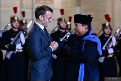 Depuis quand Emmanuel Macron porte-t-il des lunettes de soleil, &agrave; cause d'un probl&egrave;me oculaire b&eacute;nin, ''quelque chose de totalement anodin'', selon ses propres mots, en qualifiant son ''�il du tigre'' droit inject&eacute; de sang, signifiant l'&eacute;clatement d'un vaisseau sanguin ?