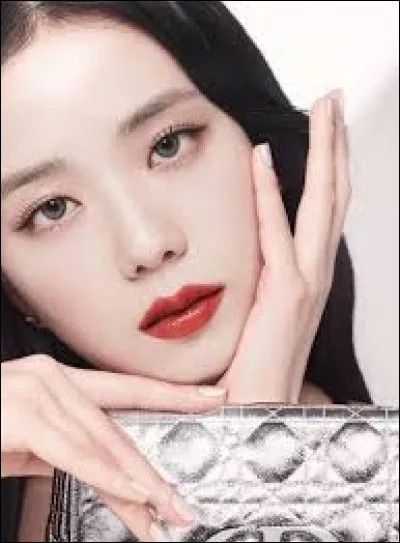 Elle regarde des animes avec Lisa de temps en temps.Vrai ou faux ?