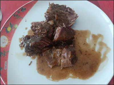 Pour donner du brillant &agrave; la sauce d'un civet (sauce au vin), on ajoute un carr&eacute; de chocolat noir en toute fin de cuisson.