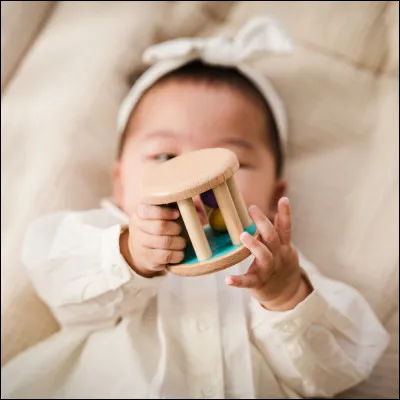 A partir de quelle &acirc;ge l'enfant d&eacute;veloppe la motricit&eacute; fine ( pince inferieur puis pince fine ) :