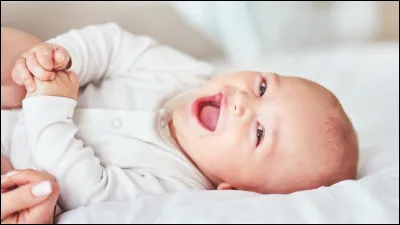 &Agrave; quel &acirc;ge le b&eacute;b&eacute; sourit-il ?