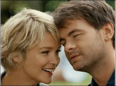 Quel est le pr&eacute;nom du personnage jou&eacute; par Virginie Efira dans le film " L'Amour, c'est mieux &agrave; deux" ?