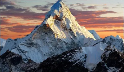 Le sommet du mont Everest est le point le plus &eacute;loign&eacute; du centre de la Terre.