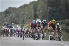 Que porte le coureur occupant la premi&egrave;re place du classement du Tour de France depuis 1919 ?