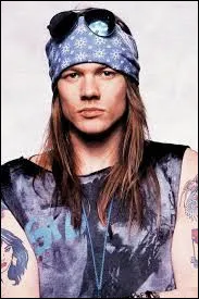 Comment s'appelle le chanteur et compositeur du groupe de hard rock Guns N' Roses ?