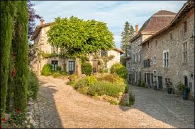 Quel est le nom de cette cit&eacute; m&eacute;di&eacute;vale faisant partie des plus beaux villages de France ?