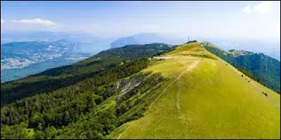 &Agrave; combien d'altitude culmine le sommet du Grand Colombier situ&eacute; dans le massif du Jura ?