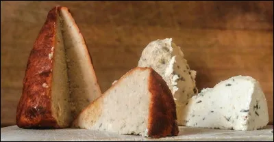 Quel est ce fromage de forme conique, fa&ccedil;onn&eacute; manuellement, et recouvert de paprika ou de roucou, originaire du nord de notre pays ?