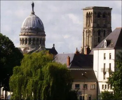 Quel saint est vnr dans la basilique de Tours ?
