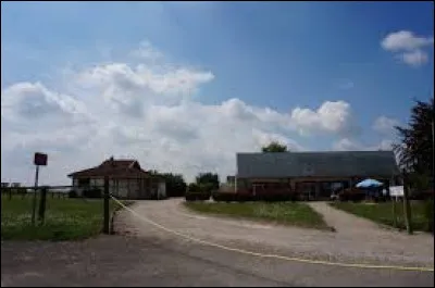 Nous faisons une halte &agrave; l'a&eacute;rodrome d'&Eacute;cury-sur-Coole. Village de l'aire d'atraction Ch&acirc;lonnaise, il se situe dans l'ex r&eacute;gion ...