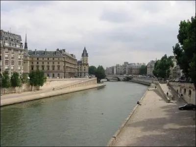 Quel est le fleuve qui traverse Paris ?