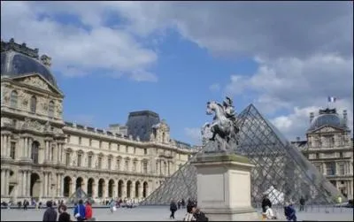 Aujourd'hui c'est le muse le plus prestigieux de France mais autrefois c'tait ?