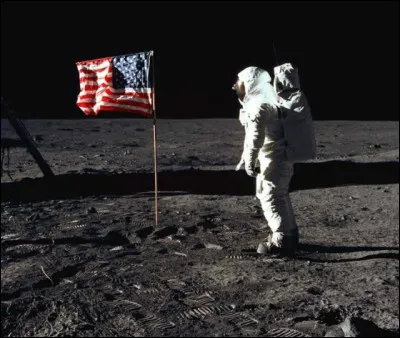 Une d&eacute;cennie plus tard, 20 juillet 1969 : Neil Armstrong pose le pied sur la Lune.