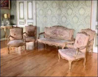 De quelle forme sont les pieds des meubles de style Louis XV ?