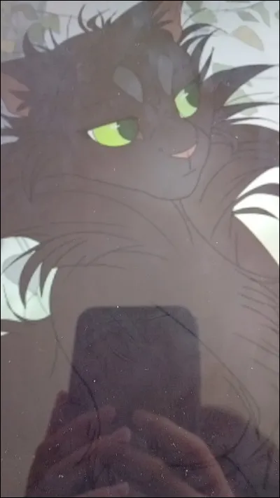 Top 3 : c'est une f&eacute;line appartenant &agrave; une famille tr&egrave;s sp&eacute;ciale dont deux de ses fr&egrave;res, �il de Geai et Pelage de Lion qui poss&egrave;dent des pouvoirs ; plus tard, elle a m&ecirc;me assassin&eacute; Pelage de Granit.