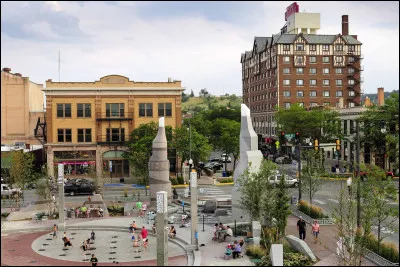 Trump a recueilli 63 % dans cet &Eacute;tat du nord des Grandes Plaines, dont Kristi Noem, actuelle secr&eacute;taire &agrave; la S&eacute;curit&eacute; int&eacute;rieure depuis le 25 janvier 2025, a &eacute;t&eacute; auparavant gouverneure de 2019 &agrave; 2025 :